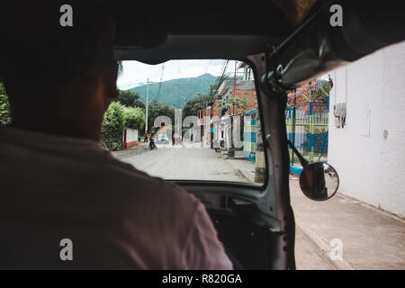 Vue de l'intérieur un tuktuk conduire sur une route de Santa Fe de Antioquia, Colombie Banque D'Images