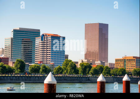 Portland, Oregon, USA - Juillet 26,2009vue à partir du côté est de la rivière Willamette, banques de Portland's westside waterfront. Banque D'Images