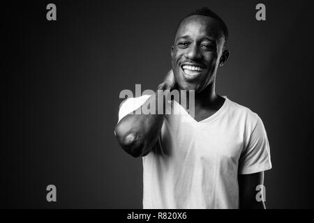 Young African man en noir et blanc Banque D'Images