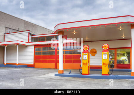 Aberdeen, Washington, USA - 10 juin 2011 : Reproduction d'une ancienne station-service Shell, des capacités à Aberdeen, Washington avec un ramasseur restauré jaune Banque D'Images