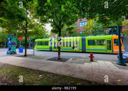 Portland, Oregon, USA - 8 octobre, 2016 : Portland Oregon's Max train circulant à travers les parcs du sud au centre-ville de l'Oregon. Banque D'Images