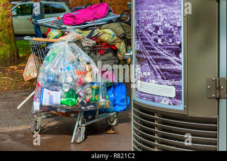 Portland, Oregon, USA - 8 octobre 2016 : un sans-abri chariot plein de biens et d'un sac de canettes consignées recueillies Banque D'Images