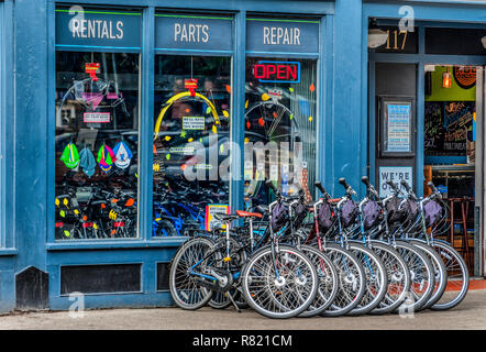 Portland, Oregon, USA - Octobre 8, 2016 : un bike shop store front avec plusieurs vélos alignés sur le trottoir au centre-ville de Portland, Oregon Banque D'Images