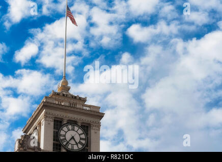 Portland, Oregon, USA - 8 octobre, 2016 : Copie de l'espace disponible dans cette image d'une tour de l'horloge en haut d'un immeuble du centre-ville avec les États-Unis Fag Banque D'Images