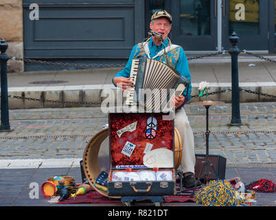 Portland, Oregon, USA - Octobre 8, 2016 : un one man band joue le long du côté de Portland street car les voies dans le centre-ville de Portland, Oregon Banque D'Images