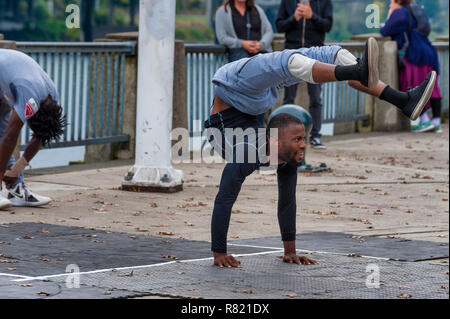 Portland, Oregon, USA - Octobre 8, 2016 : un artiste de rue ne le long des contorsions le secteur riverain de la ville dans le centre-ville de Portland. Banque D'Images