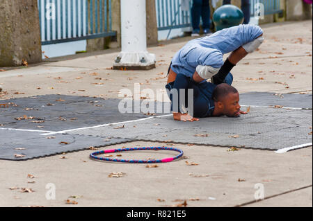 Portland, Oregon, USA - Octobre 8, 2016 : un artiste de rue ne le long des contorsions le secteur riverain de la ville dans le centre-ville de Portland. Banque D'Images