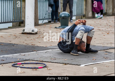 Portland, Oregon, USA - Octobre 8, 2016 : un artiste de rue ne le long des contorsions le secteur riverain de la ville dans le centre-ville de Portland. Banque D'Images