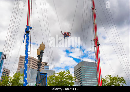 Portland, Oregon, USA - Le 29 mai 2010 : un carnaval comme bungie ride shoots riders très haut dans le ciel nuageux le long Tom McCall Water Front Park. Banque D'Images