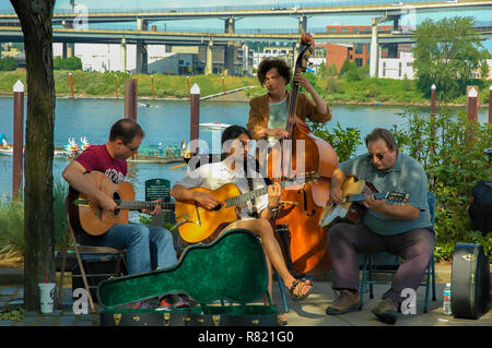 Portland, Oregon, USA - Mai : 9,2005, le long de la place sur le bord de la rivière Willamette, les musiciens jouent des instruments à cordes. Banque D'Images