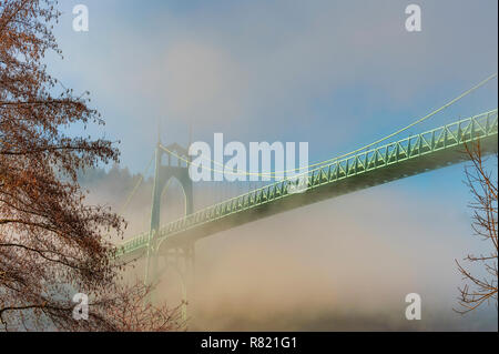 Le brouillard d'huile la Saint John's Bridge, construit en 1931, qui enjambe la rivière Willamette dans le quartier Saint-Jean de Portland, Oregon. Banque D'Images