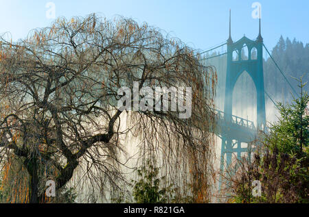 Le brouillard d'huile la St-jean pont, construit en 1929, qui enjambe la rivière Willamette dans le quartier Saint-Jean de Portland, Oregon. Banque D'Images