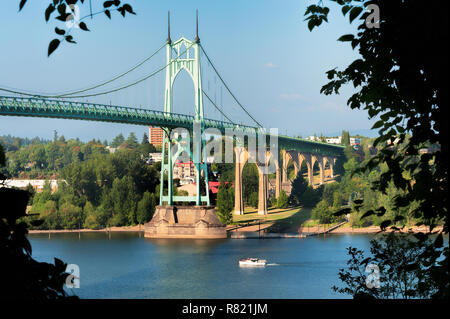 Portland, Oregon, USA - Le 23 août 2014 : la structure de style Gothique s'étend à travers la rivière Willamette à Portland en Oregon. Banque D'Images