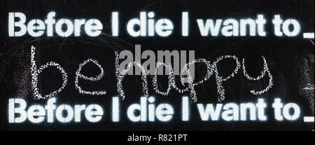 Fragment d'un tableau noir lecture : Avant de mourir je veux être heureuse Banque D'Images