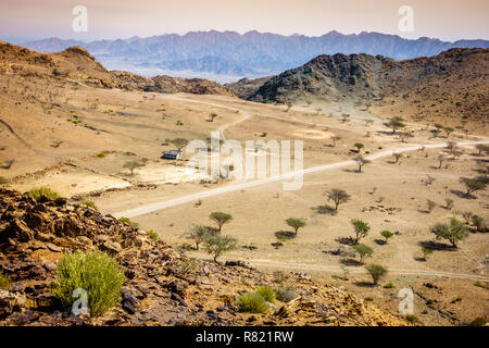 Vue sur vallée dans les montagnes Hajar Al à Fujairah, ÉMIRATS ARABES UNIS Banque D'Images
