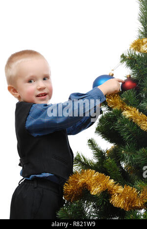 Petit garçon avec arbre de Noël sur fond blanc, isolé Banque D'Images