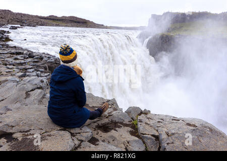 Femme à profiter de la vue cascade Dettifoss / Frau am Wasserfall Dettifoss Genießen faisceau des Ausblicks Banque D'Images