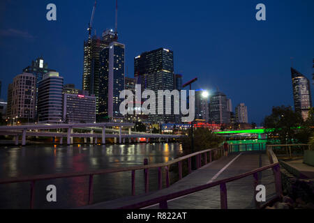 Centre-ville de Brisbane et rivière Brisbane de nuit à partir de la Banque du Sud, Queensland, Australie Banque D'Images