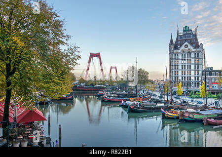 Rotterdam, Pays-Bas, le 9 novembre 2018 : le café en plein air et de barges historique autour et dans le vieux port, avec le pont rouge Willems et histor Banque D'Images