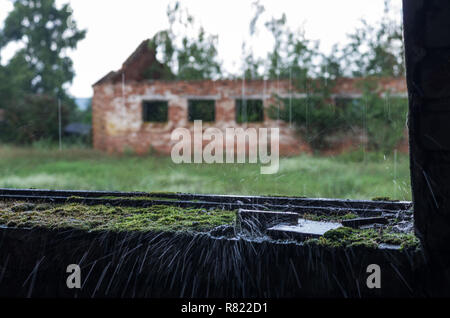 Un bon nombre de petites éclaboussures. Une chambre à l'arrière-plan. Ruines sur l'arrière-plan. Banque D'Images