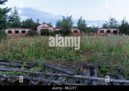 Vieille clôture en bois. Les ruines dans l'arrière-plan. Immeuble sans toit. Banque D'Images