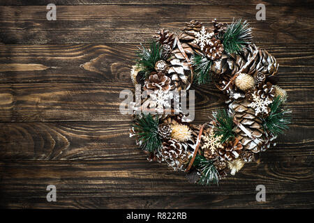 Couronne de Noël sur la table sombre vue de dessus. Banque D'Images