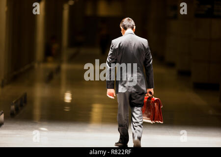 Vue arrière du businessman walking grâce à une gare. Banque D'Images