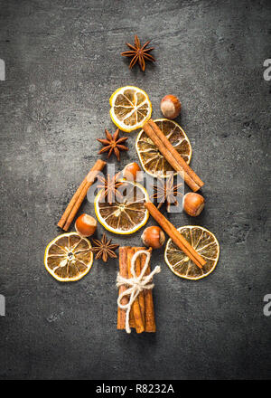 Christtmas sapin fabriqué à partir d'épices et les écrous sur noir backgroun Banque D'Images