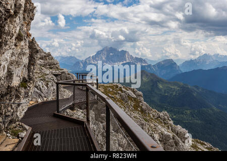 Passerelle d'acier dans les montagnes. Vue depuis la montagne Civetta vers Piccolo Lagazuoi, Dolomites, Italie Banque D'Images