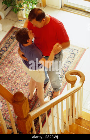 Senior couple Dancing au pied de l'escalier dans leur maison, USA Banque D'Images