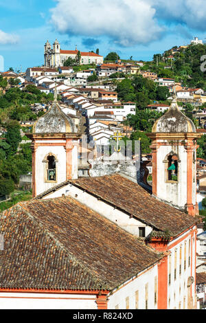 Vue sur l'église Santa Efigenia et église de Nossa Senhora do Conceiçao dans le centre historique d'Ouro Preto Banque D'Images