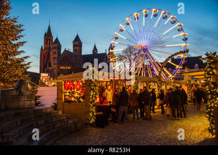 Marché de Noël de la place Vrijthof, vieille ville historique, avec patinoire et grande roue, Basilique Saint-servais Banque D'Images