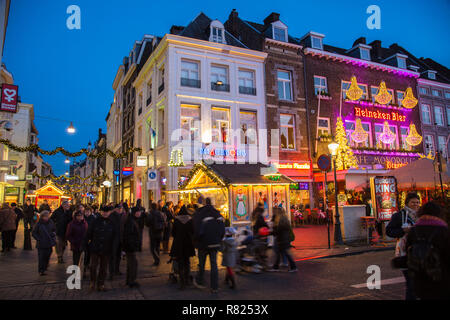 Rue commerçante, quartier piétonnier, Grote Straat, pubs sur la place Vrijthof, Maastricht, Limbourg, Pays-Bas Banque D'Images