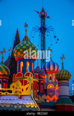 Décorations de Noël dans les jardins de Tivoli, un parc d'attractions du centre-ville, Copenhague, capitale nationale du Danemark, Danemark Banque D'Images