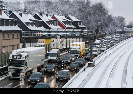 Embouteillage sur l'autoroute A40 en hiver, 'Autobahn' Ruhrschnellweg, Essen, Rhénanie du Nord-Westphalie, Allemagne Banque D'Images