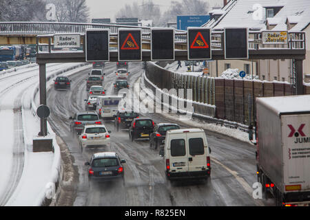 Un fort trafic sur l'autoroute A40 en hiver, 'Autobahn' Ruhrschnellweg, Essen, Rhénanie du Nord-Westphalie, Allemagne Banque D'Images