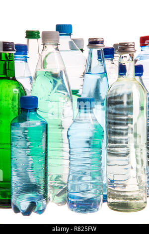 Différentes variétés d'eau minérale dans des bouteilles en verre et plastique ou PET Banque D'Images