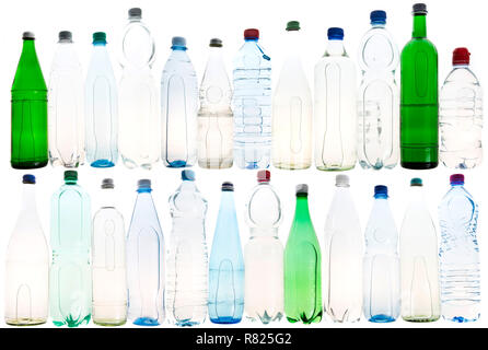Différentes variétés d'eau minérale dans des bouteilles en verre et plastique ou PET Banque D'Images