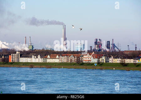 Rhin à Duisburg-Laar avec maisons derrière la digue, des fond de ThyssenKrupp Steel mill dans Duisburg-Bruckhausen Banque D'Images