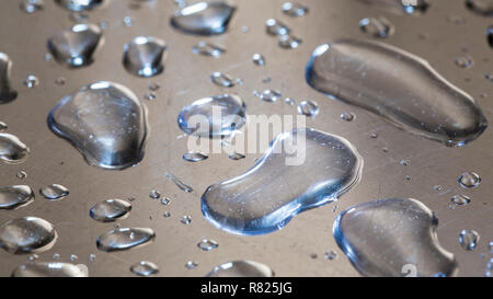 Les gouttelettes d'eau sur une surface métallique Banque D'Images