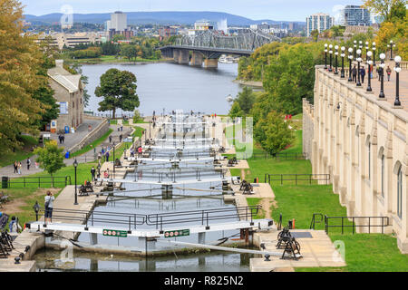 Vannes au Canal Rideau, derrière Ottawa River avec pont Alexandra, Ottawa, Ontario, Canada Province Banque D'Images