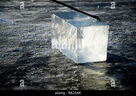 Mine de travailleurs de gros cubes de glace des rivières naturelles, crochet crochet de gros cubes de glace de rivière, la glace de rivière de récolte Banque D'Images