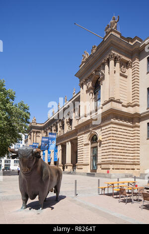 Bull en face de bourse de Francfort, Frankfurt am Main, Hesse, Allemagne Banque D'Images