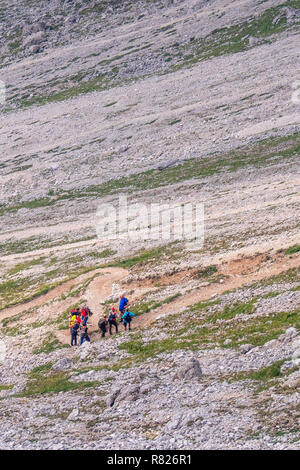 Les Randonneurs sur un sentier sinueux de montagne dans les Alpes Banque D'Images