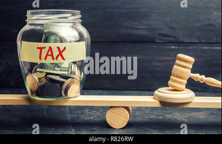 Bocal en verre avec des pièces de monnaie et l'inscription ' ' sur la balance. Concept de la loi. Et le jugement de la Cour. La justice et la légalité. Les législateurs, les administrat Banque D'Images