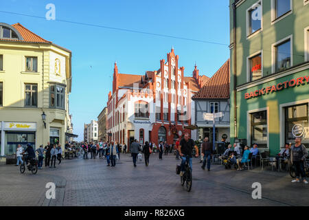 WISMAR/ALLEMAGNE - Octobre 2018 : centre historique de la ville et ses maisons anciennes à Wismar au cours de journée ensoleillée au cours de l'automne Banque D'Images