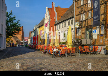 WISMAR/ALLEMAGNE - Octobre 2018 : centre historique de la ville et ses maisons anciennes à Wismar au cours de journée ensoleillée au cours de l'automne Banque D'Images