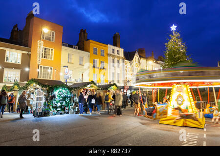 Le marché de Noël le long de Broad Street, au crépuscule, Oxford, Oxfordshire, Angleterre, Royaume-Uni, Europe Banque D'Images