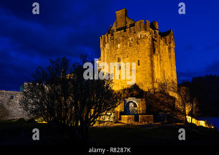 Le Château d'Eilean Donan au crépuscule sur la plage du Loch Duich près de Dornie en Wester Ross, région des Highlands, Ecosse Banque D'Images