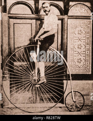 Le penny-farthing, aussi connu comme une grande roue, high wheeler et ordinaire, a été la première machine d'être appelé un 'location' populaire dans les années 1870 et 1880, avec sa grande roue avant de fournir à des vitesses (en raison d'un grand voyage il distance pour chaque rotation des jambes) et de confort (la grande roue, permet une plus grande absorption des chocs), il est devenu obsolète à partir de la fin des années 1880 avec le développement des vélos modernes, qui a fourni l'amplification de vitesse similaires via une transmission par chaîne à trains de pignons et de confort grâce à des pneumatiques, et étaient commercialisés par rapport à penny-farthings comme 'salon des bicyclettes Banque D'Images